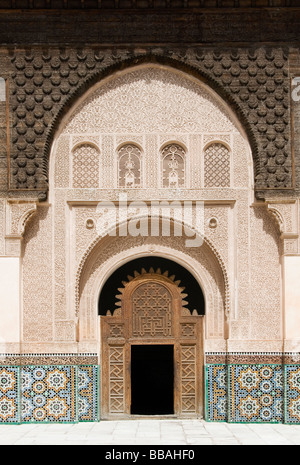 Entrée de la cour principale, la Ali ben Youssef Medersa Theological College (école coranique), Maghreb, Marrakech, Maroc Banque D'Images