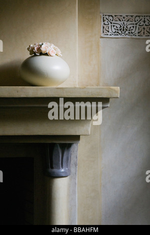 Faisceaux de lumière tombent sur un vase de fleurs et d'une cheminée en marbre décorative, la Villa des Orangers, Marrakech, Maroc Banque D'Images