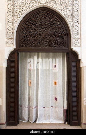 Rideaux décoratifs dans un stuccod arcade mauresque cacher une pièce cachée, la Villa des Orangers, Marrakech, Maroc Banque D'Images
