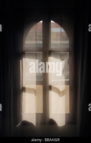 Lumière du soleil à travers une fenêtre en arc de style mauresque, la Villa des Orangers, Marrakech, Maroc Banque D'Images