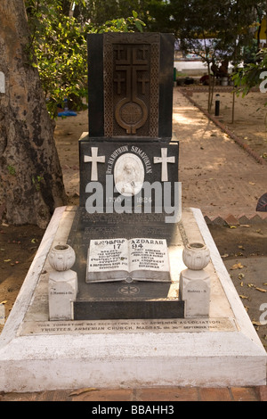 La pierre tombale d'Haruthiun Shmavonian Rev dans l'Eglise arménienne de St Mary à Chennai, Inde. Banque D'Images