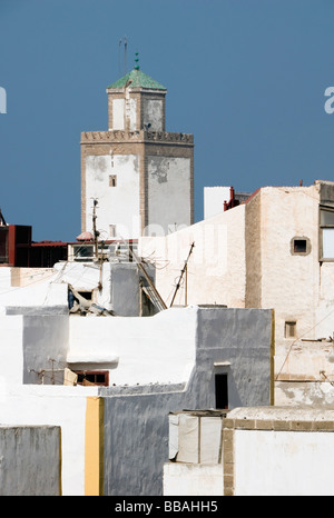 À la recherche en direction de la mosquée à travers l'brouillées toits de la célèbre ville blanche d'Essaouria, Maroc, Afrique de l'ouest Banque D'Images