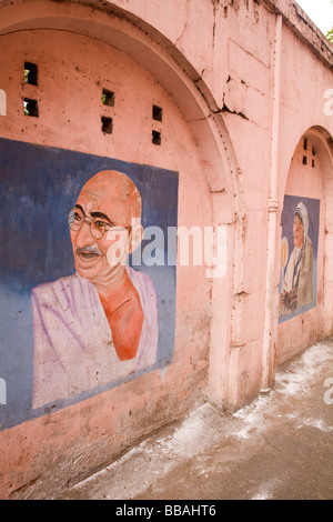 Une photo du Mahatma Gandhi est peint sur un mur, en Inde. Banque D'Images