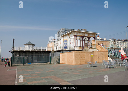 L'ancienne entrée de la jetée de Brighton qui a été endommagée originale dans une tempête et détruite Banque D'Images