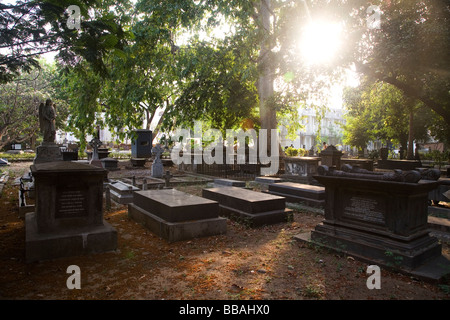 Le soleil d'eau dans un cimetière verdoyant à Chennai, en Inde. C'est le cimetière de St George's Cathedral. Banque D'Images