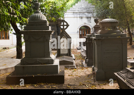 Tombes britanniques, en Inde. C'est le cimetière de St George's Cathedral. Banque D'Images