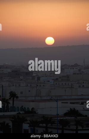 Vue sur les toits de la célèbre ville blanche d'Essaouria au lever du soleil, le Maroc, l'Afrique du Nord Banque D'Images