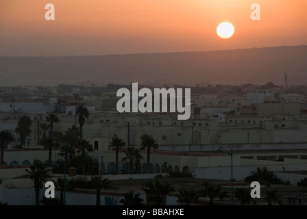 Vue sur les toits de la célèbre ville blanche d'Essaouria au lever du soleil, le Maroc, l'Afrique du Nord Banque D'Images