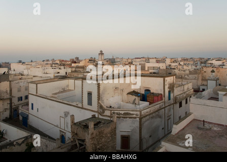 L'aube vue à travers les toits confus de la célèbre ville blanche d'Essaouria, Maroc, Afrique du Nord Banque D'Images