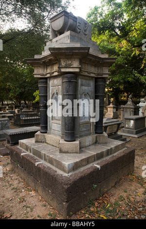 La tombe d'un officier d'artillerie à cheval britannique à Chennai, Inde. Cette tombe est dans le cimetière de St George's Cathedral. Banque D'Images