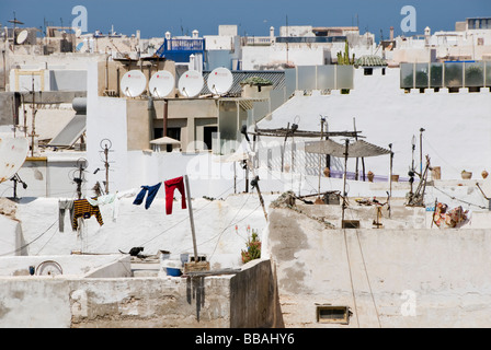 À l'échelle du brouillées toits de la célèbre ville blanche d'Essaouria, Maroc, Afrique du Nord Banque D'Images