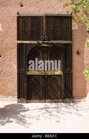 Finement sculptée et décorées avec des bandes en laiton, à l'intérieur de la médina, Marrakech, Maroc Banque D'Images