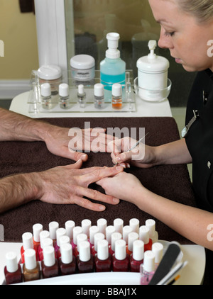 Hommes receiving manicure Banque D'Images