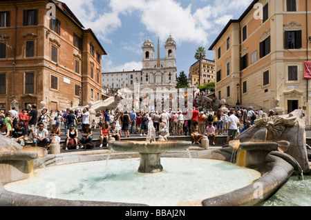 La fontaine Barcaccia Fontana, l'Espagne et de l'église Trinità dei Monti. Piazza di Spagna Rome, Latium, Italie Banque D'Images