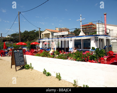 Plage de couleur café à Santa Susanna, Espagne. Banque D'Images