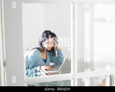 Woman working on computer Banque D'Images