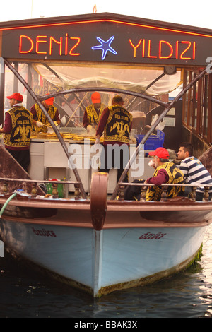 Turquie Istanbul food poisson frit en bateau flottant sur le bord de l'eau cuisine à Eminonu Banque D'Images