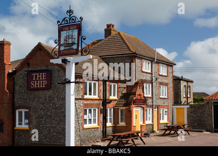 UK Angleterre Norfolk Mundesley Beach Road Le navire de mer public house Banque D'Images