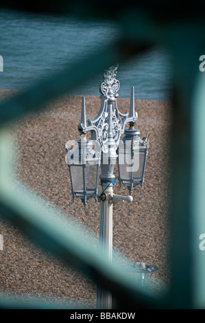 Une vieille lampe de rue sur le front de mer de Brighton Banque D'Images
