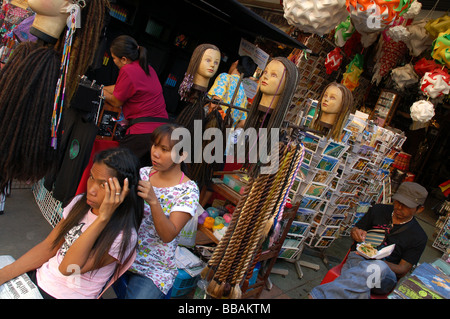 Vente filles thaïlandaises remue à Khao San Road, Bangkok Banque D'Images