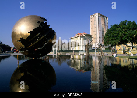 Italie, le Marche, Pesaro, Piazzale della Libertà, sculpture d'Arnaldo Pomodoro Banque D'Images