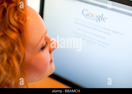 Girl en utilisant "Google" en ligne Banque D'Images