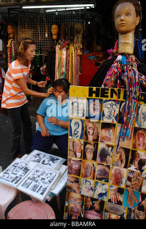 Mesdames Thaï dans une boutique qui vend des remue dans Khao San Road, Bangkok, Thaïlande Banque D'Images