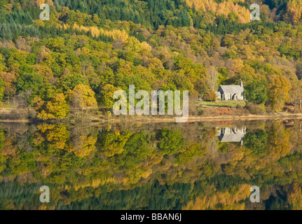 L'Église et de l'automne de Trossachs réflexions sur le Loch Achray nr Stirling Trossachs Aberfoyle Scotland District Banque D'Images