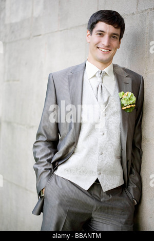 Groom smiling at the camera. Banque D'Images