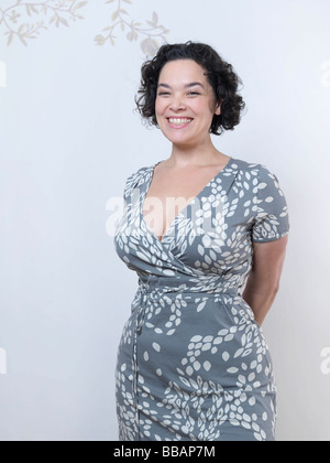 Femme Curvy debout et souriant. Banque D'Images