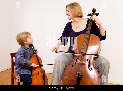 Pregnant woman and boy playing Cello Banque D'Images