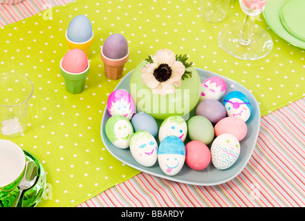 Avec des oeufs de pâques décoration amusante Banque D'Images