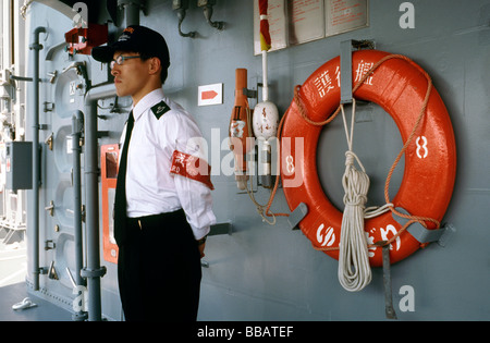 13 juillet 2005 - Sailor en service sur le pont du destroyer de la marine japonaise Yuugiri Asagiri JDS (classe) dans le port allemand de Hambourg. Banque D'Images