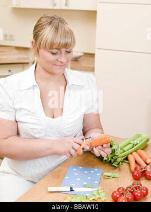 Woman cutting vegetables Banque D'Images