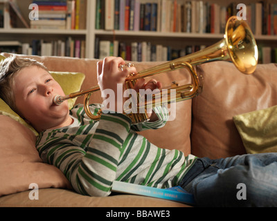 Garçon, 11 playing trumpet Banque D'Images