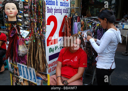 Western girl essaie remue à Khao San Road, Bangkok, Thaïlande Banque D'Images