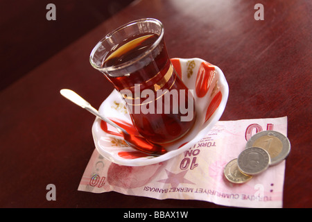 Turquie turc verre de thé chaud la boisson nationale connue sous le nom de Cay à Istanbul cafe Banque D'Images