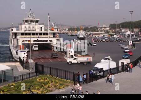 Turquie Istanbul ferry chargement de véhicules automobiles et des camions sur les quais de port des ferries d''Eminönü à traverser pour la partie asiatique Banque D'Images