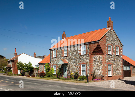 UK Angleterre Norfolk Bacton Broomholm face flint attrayant village cottage routière Banque D'Images