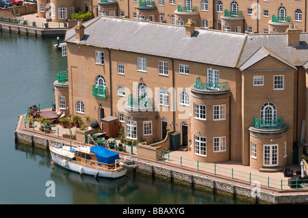 Un bateau amarré à l'extérieur les appartements de la marina de Brighton, East Sussex, Angleterre. Banque D'Images