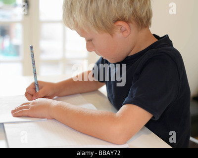 Boy 7 faire ses devoirs Banque D'Images