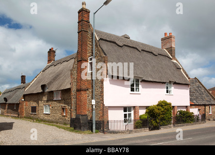 UK Angleterre Norfolk Bacton Broomholm attrayant village rose pastel peint thatched cottage Banque D'Images