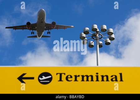 Avion survolant 'terminal' sign Banque D'Images