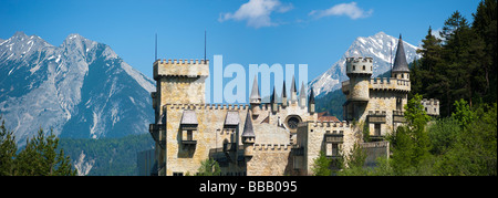Château à Seefeld Tyrol Autriche Europe avec des montagnes de Karwendel en arrière-plan Banque D'Images