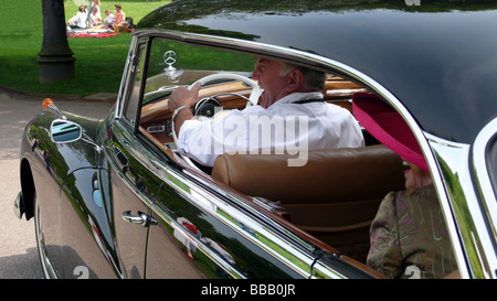 Mercedes Benz classic car avec chauffeur et dame élégante Banque D'Images