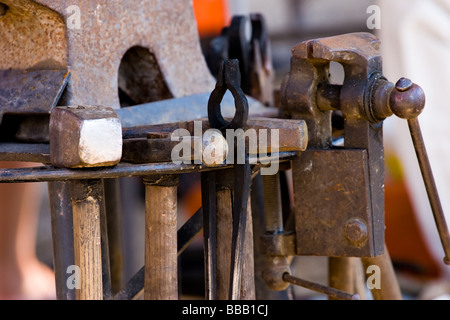 Près de old rusty ip divers outils de forgeron s Banque D'Images