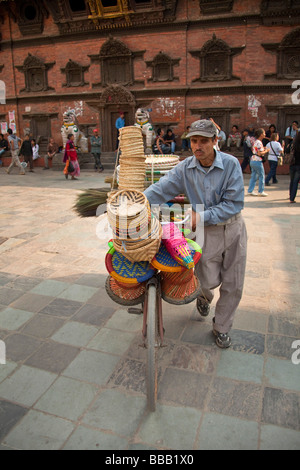 L'homme népalais d'un vélo d'un chargement de marchandises. Katmandou Népal 93605 Nepal-Kathmandu la verticale Banque D'Images