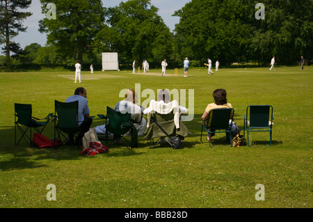 Les villageois de regarder un match de cricket Village Edenbridge Kent England Banque D'Images