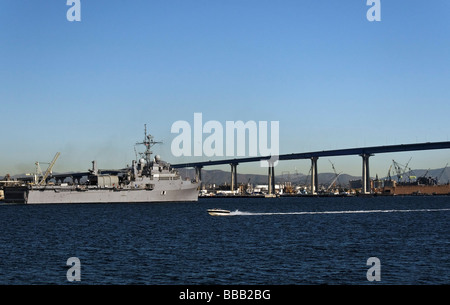 USA California San Diego USS Cleveland Coronado Bridge en arrière-plan Banque D'Images