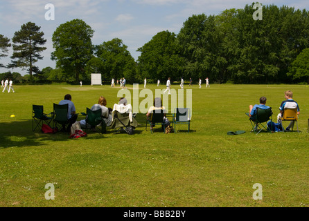 Les villageois de regarder un match de cricket Village Edenbridge Kent England Banque D'Images